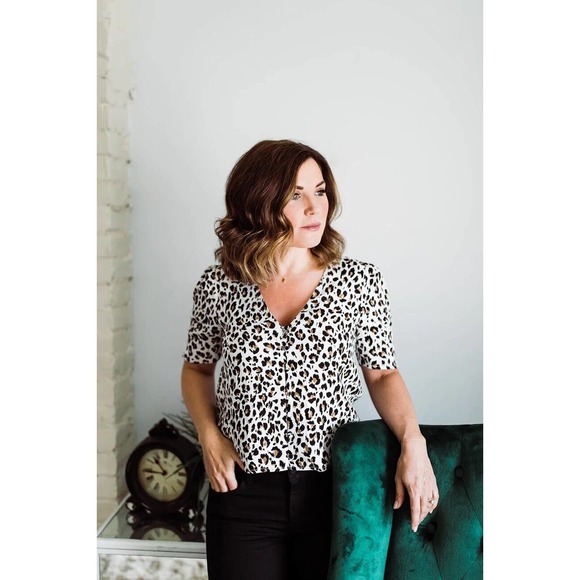 Saltwater Luxe Womens Size Small Short Sleeve Mora Blouse Animal Print - Picture 4 of 11